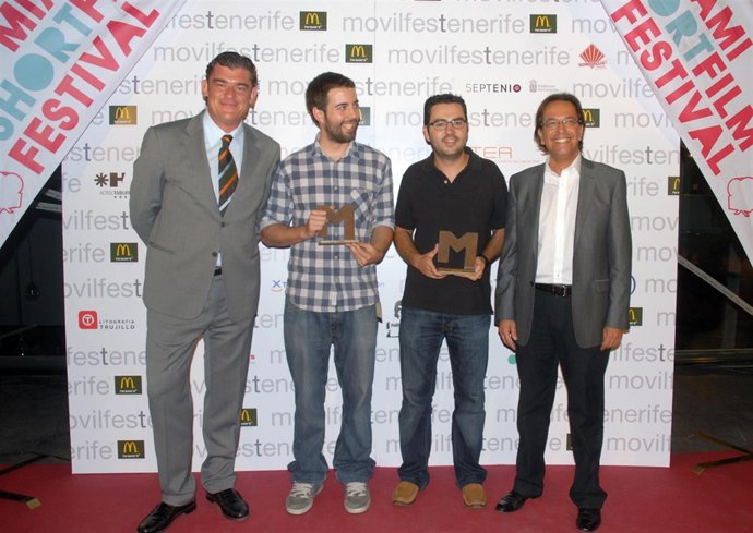 Pablo Arreba y Darío López (centro) premios del Movilfestenerife.