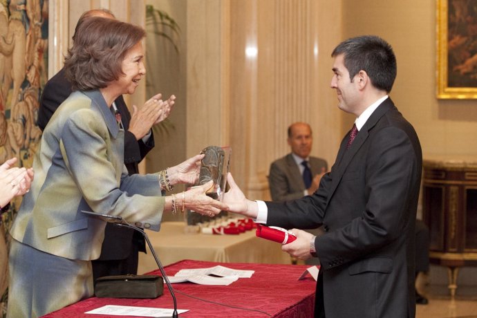 El alcalde de La Laguna recibió el premio de manos de la Reina