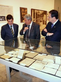 El delegado de Cultura en Málaga, Manuel Jesús García,  en la exposición de cará