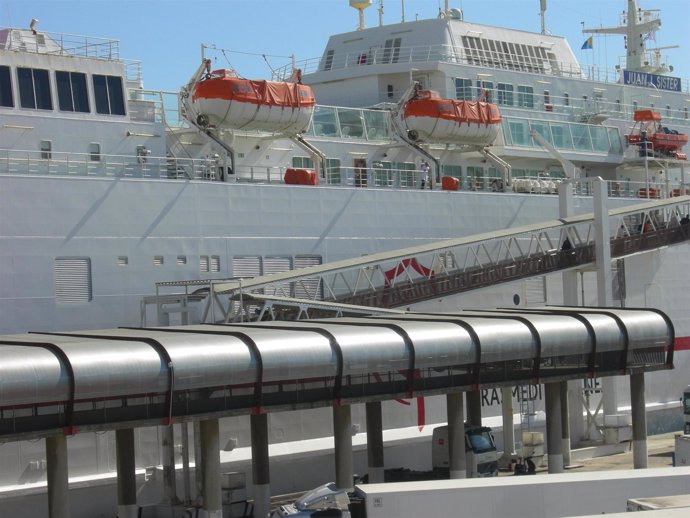El Puerto instala una cubierta que conecta el 'Melillero' con la estación maríti