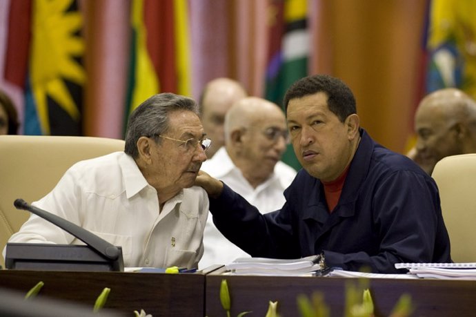 El presidente cubano, Raúl Castro, con su homólogo venezolano, Hugo Chávez.