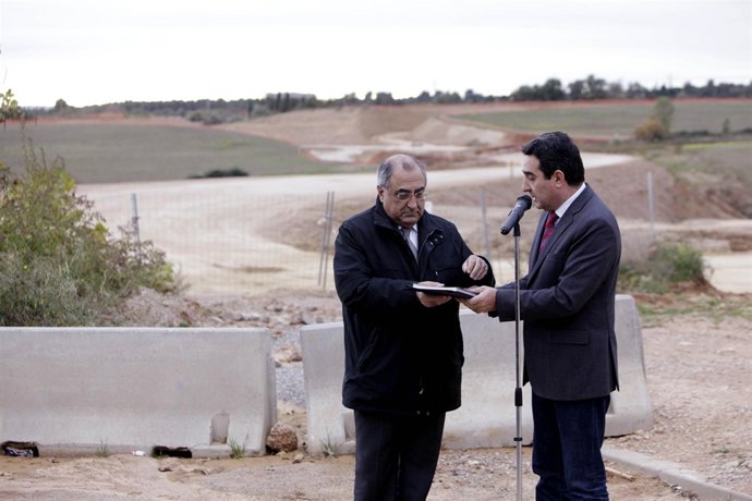 Manuel Bustos entrega la declaración a favor del Cuarto Cinturón a Joaquim Nadal