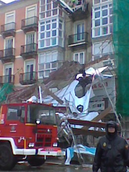 Los bomberos retiran un andamio derribado por el viento en Santander
