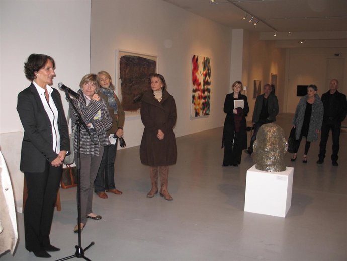 Inauguración de una exposición en Bayona con obras del Ayuntamiento de Pamplona.