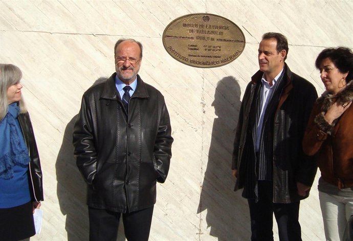 Las autoridades, tras descubrir la placa en el Museo de la Ciencia.