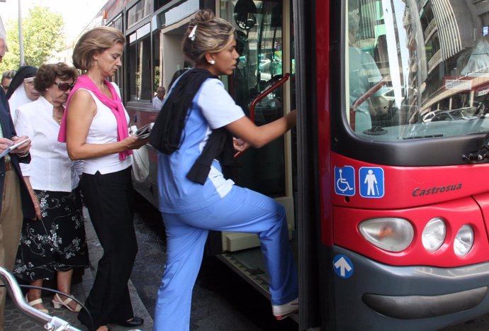 Pasajeros cogiendo el autobús urbano en Sevilla
