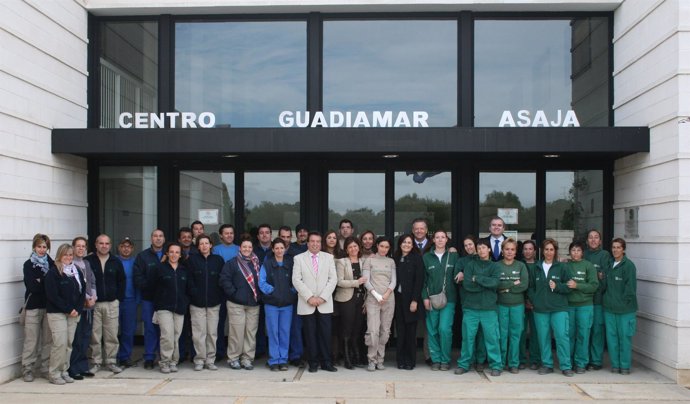 La delegada de Empleo de Sevilla, Aurora Casano, visita el Centro Guadiamar de A