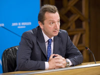 Los planes para jóvenes y mayores de 45 años, dotados con 485 millones, beneficiarán a 215.000 personas