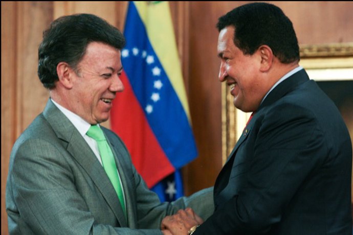 Los presidentes de Colombia, Juan Manuel Santos; y de Venezuela, Hugo Chávez.