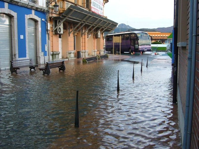 Calle inundada en Ribadesella.