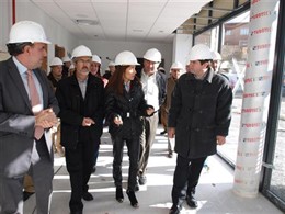 Las autoridades visitan el nuevo centro de Saldaña.