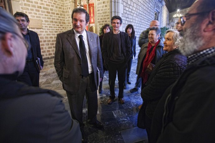 El alcalde de Barcelona, Jordi Hereu, con antiguos vecinos de barracas