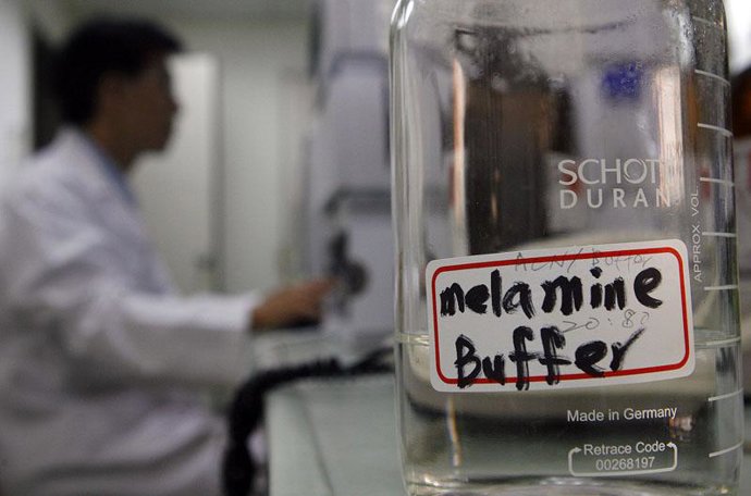 Análisis de la leche adulterada con melamina en China