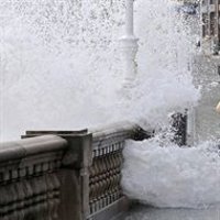 El litoral gallego permanece en alerta naranja por mar de fondo con olas que pueden alcanzar los 7 metros