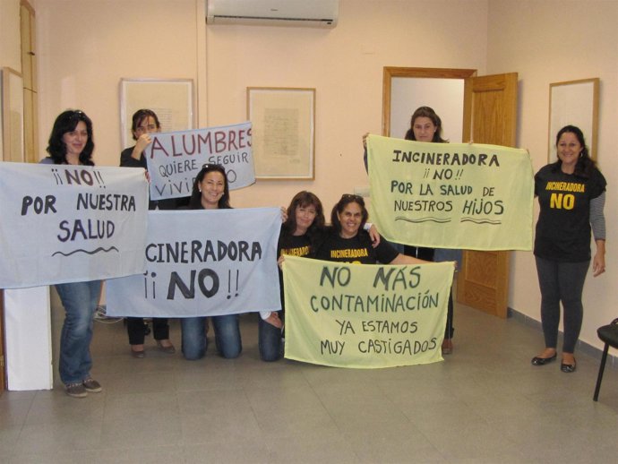 Vecinas de Alumbres se concentran en la dirección de Planificación Ambiental par