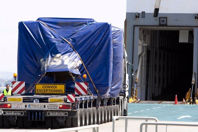 Camión cargando en el puerto de Santander