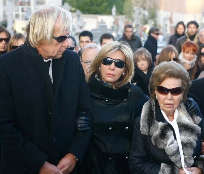 Mathias Kühne, Norma Duval y Purificación Aguilera en el entierro de Carla Duval