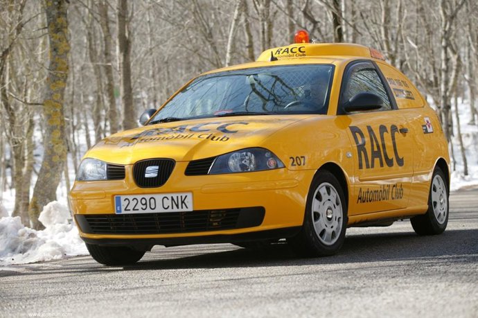 Imagen de un coche-taller de asistencia en carretera