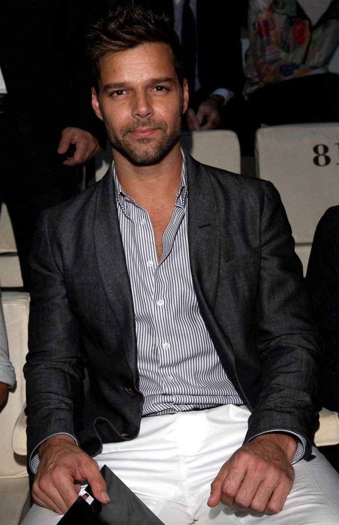 El cantante puertorriqueño Ricky Martin acude al desfile de Giorgio Armani en la