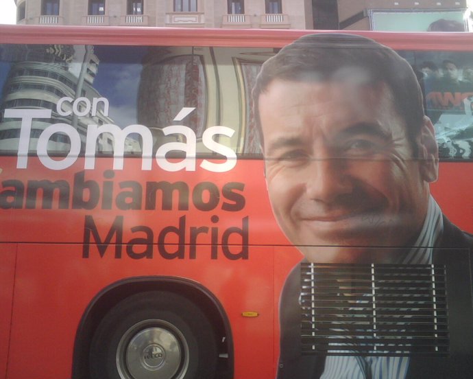 En el autubús se puede leer 'Con Tomás cambiamos Madrid'