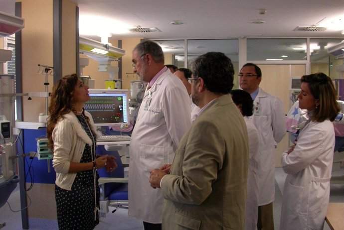 Montero conversa con médicos del Hospital de Valme