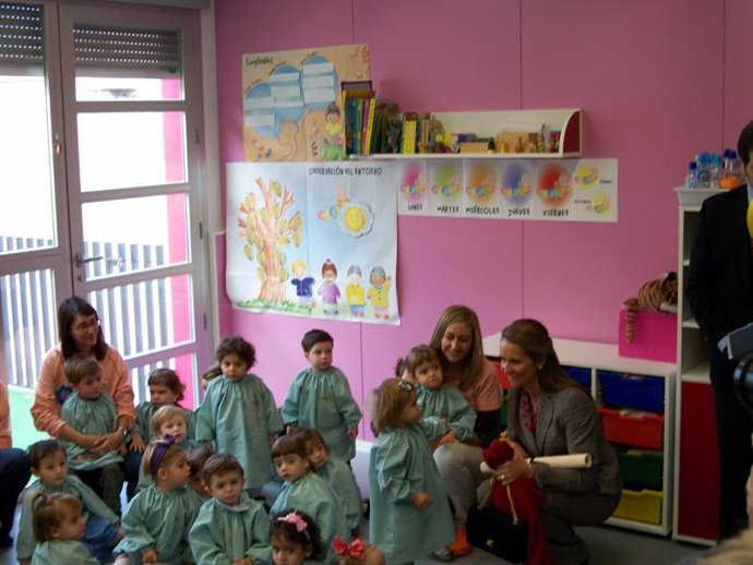 La Infanta Elena saluda a los pequeños de Santomera