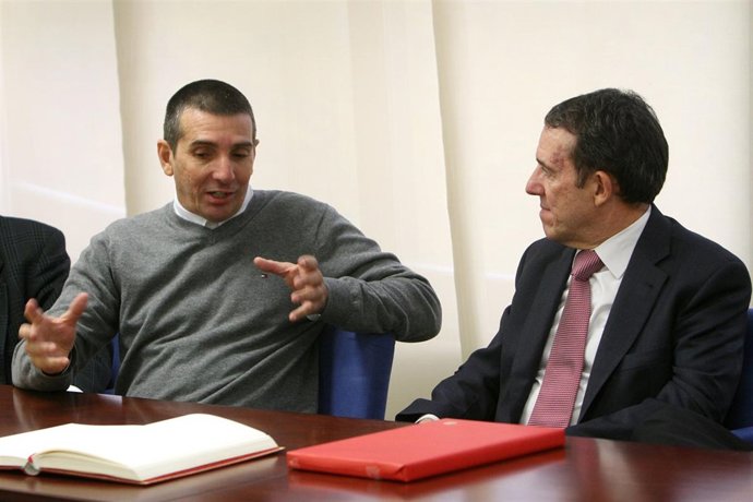 Juan Bautista Cogollos, a la izquierda, charla con Julio Lafuente.