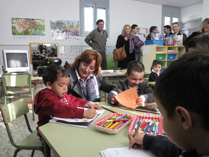 La consejera de Educación, María Victoria Broto, en Ojos Negros (Teruel)