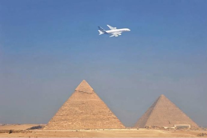 A380 sobrevolando las pirámides de El Cairo
