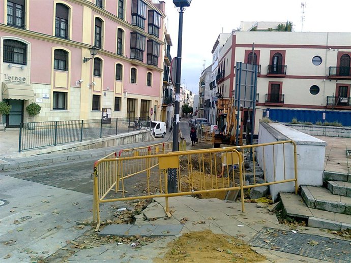 Las obras de Emasesa en el entorno de la calle Mendigorría.