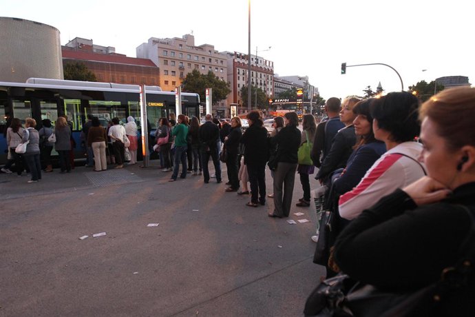 Colas en las paradas de autobuses en la huelga general