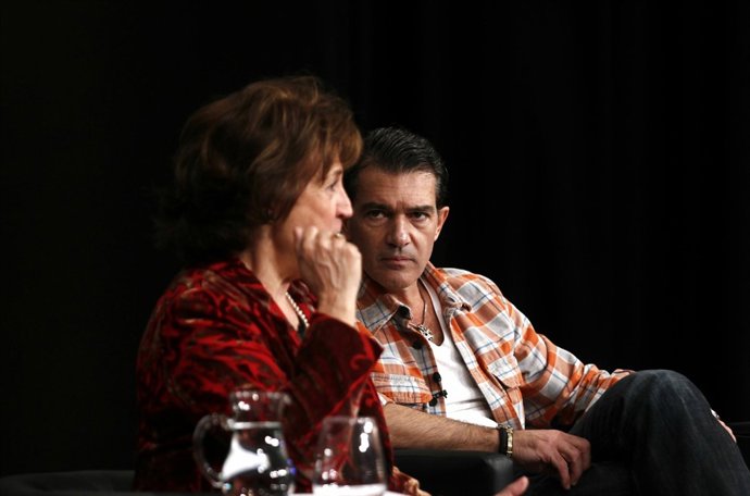 Antonio Banderas junto a la directora del Instituto Cervantes