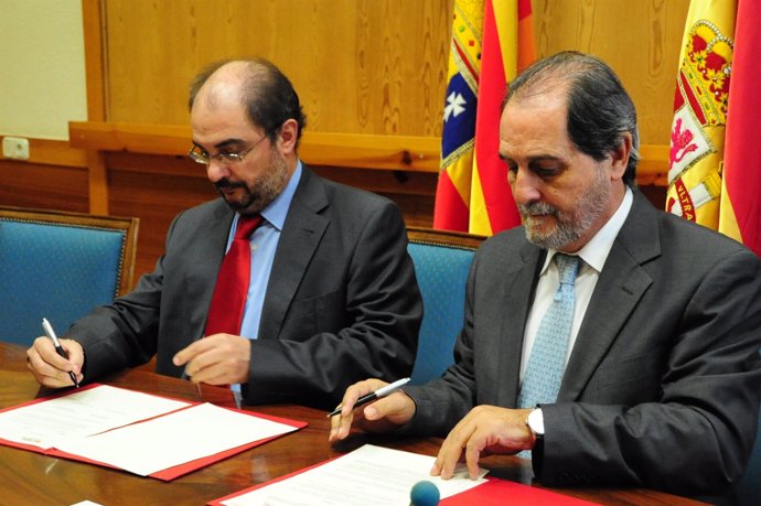 El presidente de la DPZ y el consejero Javier Velasco durante la firma del conve