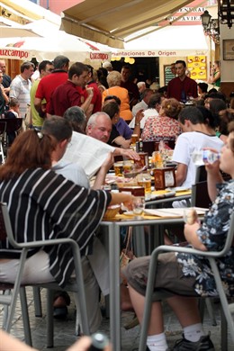 Turistas de tapeo en Sevilla
