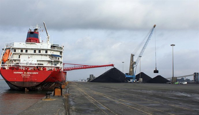Un buque descarga en el Puerto de Huelva