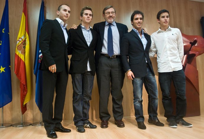 jaime  lissavetzky con los campeones del mundo de motociclismo