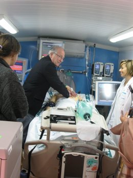 El vicepresidente de Semicyuc realiza una RCP a un paciente simulado