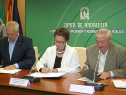 Dionisio Valverde, a la derecha, en la firma del acuerdo