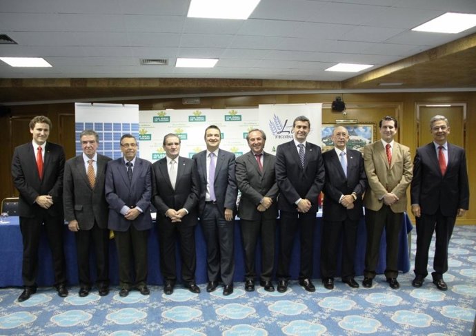 Foto de familia de los firmantes del acuerdo