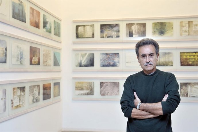 El pintor, delante de sus cuadros