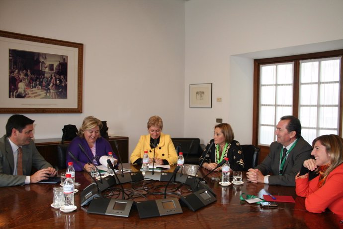 Reunión entre la consejera de Agricultura y Pesca, Clara Aguilera, y alcaldes de