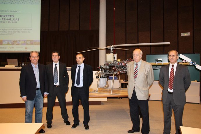  De izquierda a derecha Javier Asín (CRANA), Miguel Horta (Riegos de  Navarra), 