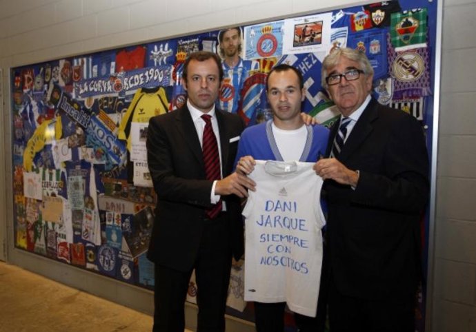 Iniesta con los presidentes Rosell y Sánchez Llibre en el homenaje a Jarque