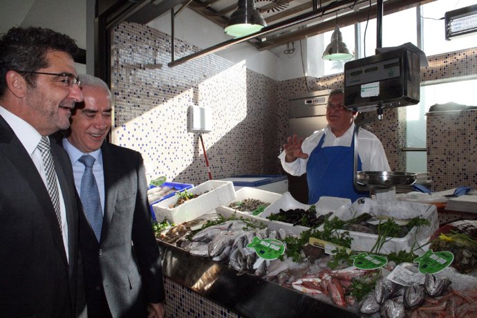 El consejero de Turismo, Comercio y Deporte, Luciano Alonso, junto al alcalde de