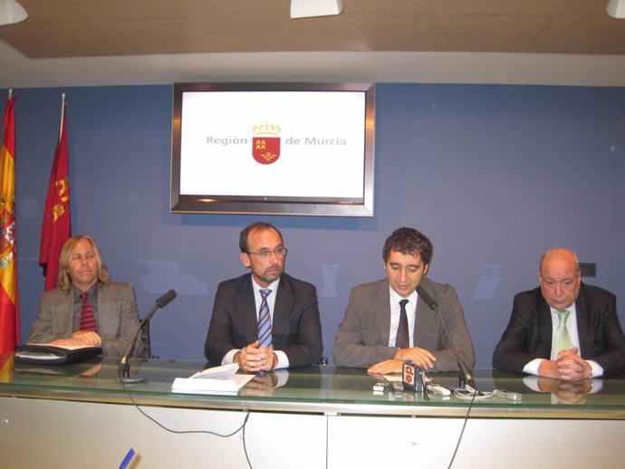 Michael Bartok, junto con los consejeros Salvador Marín y Pedro Alberto Cruz, y 