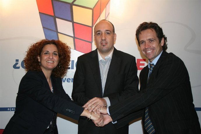 Firma convenio Junta y AJE