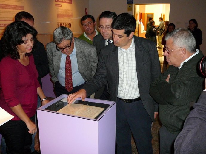 El delegado provincial de Cultura, Manuel Jesús García, inaugura la muestra 'Sal