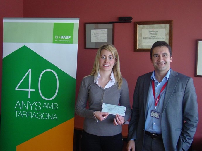 La estudiante Elisenda Just, premiada por su trabajo de final de carrera en Basf