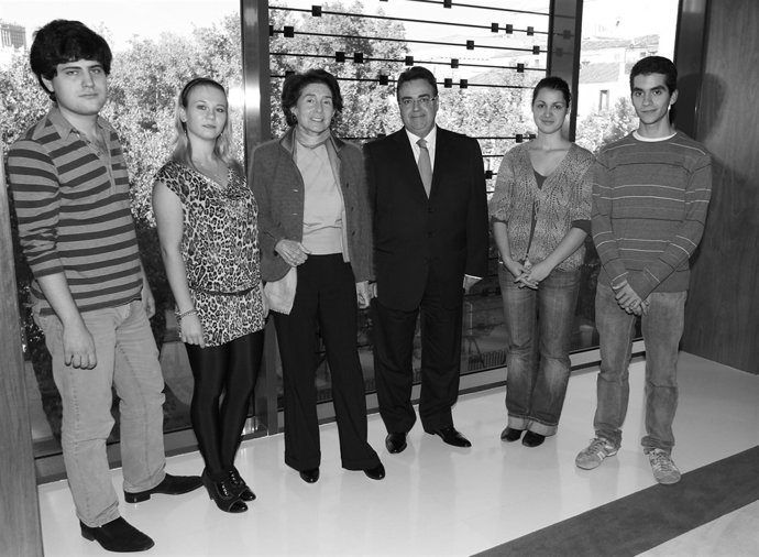 El presidente de Enagás, la presidenta de la Fundación Albéniz y los alumnos bec