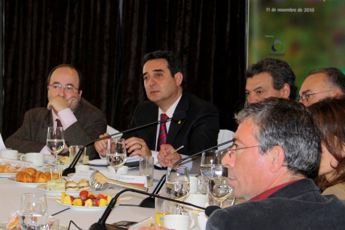 Manuel Bustos en un desayuno con alcaldes